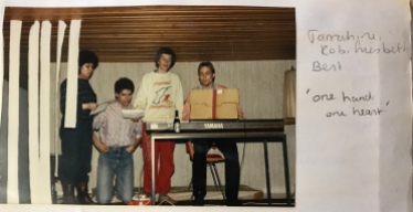 Rob (links), de donkerharige dirgent van het studentenkoor waar ik in zat, met andere koorleden. April 1986