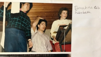 Rob (midden), de donkerharige dirgent van het studentenkoor waar ik in zat, met andere koorleden. April 1986